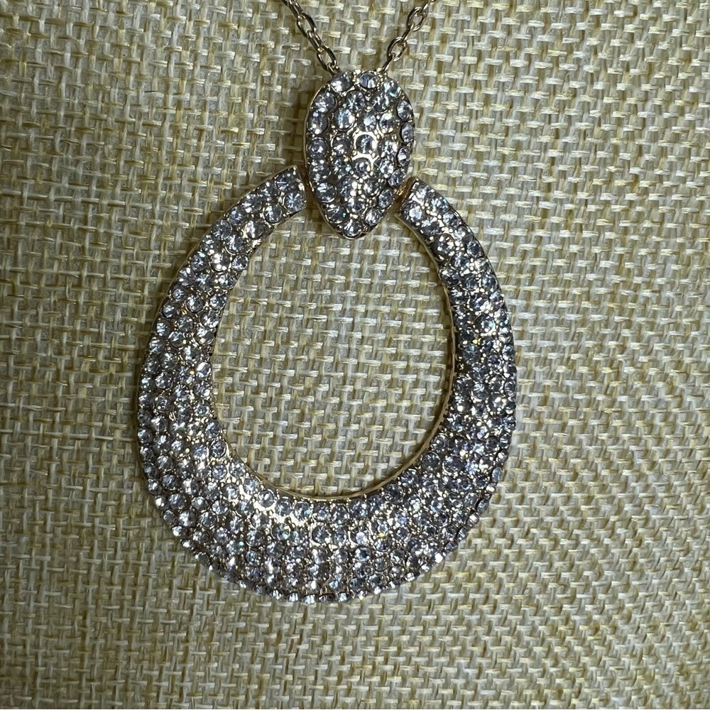 Long gold tone and rhinestone necklace - Picture 5 of 7